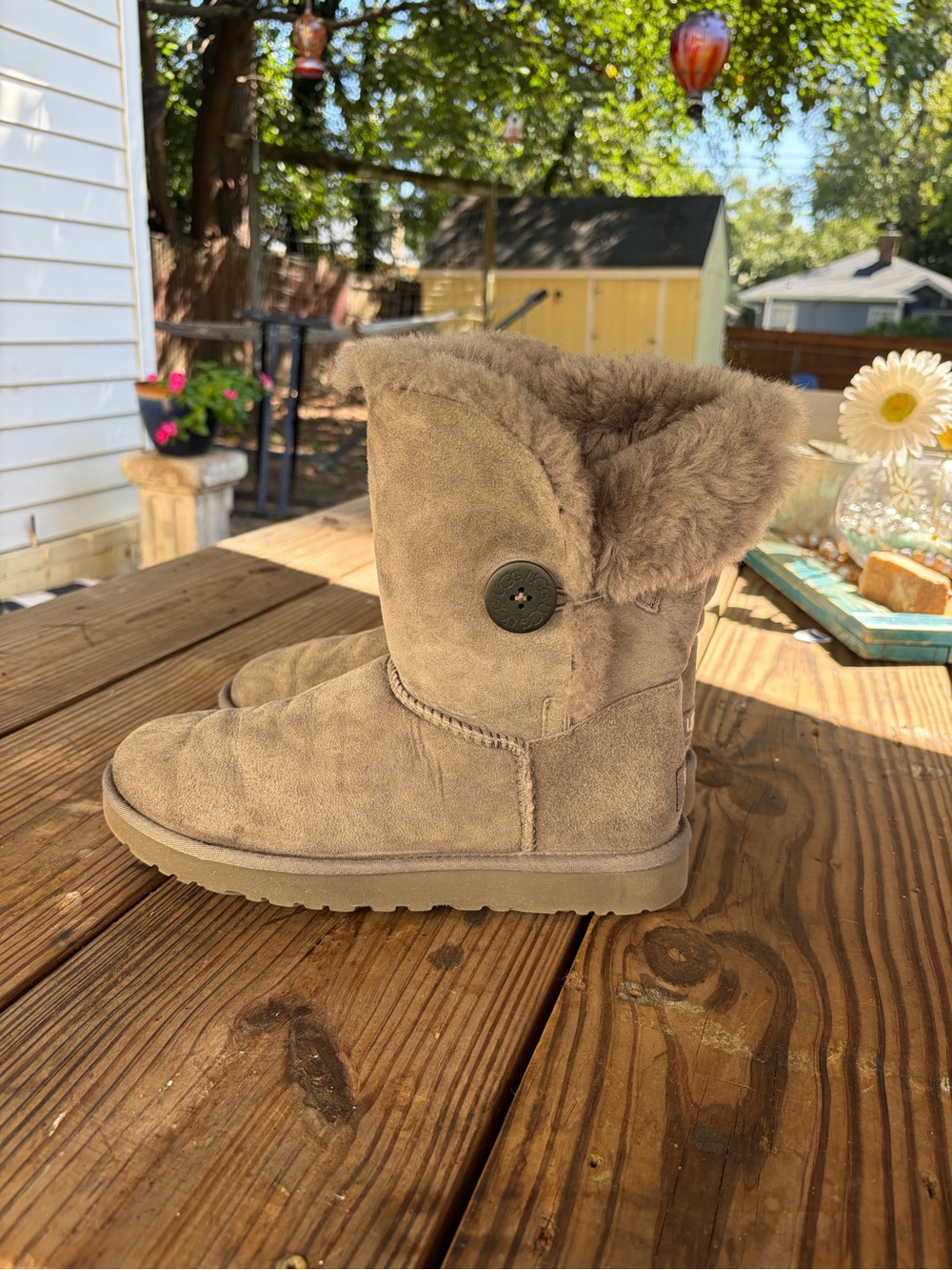 UGG Bailey Button Women’s 8 Gray Suede Sheepskin Fur Boots